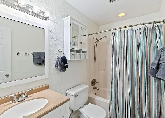 Holiday home 2-bedroom On W/pool Gulf Shores
